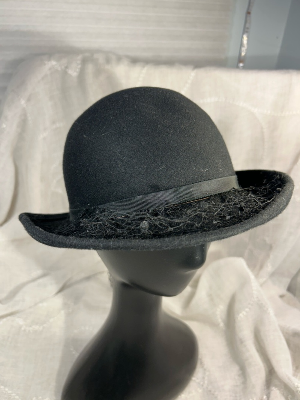 Importina vintage hat with vail detail